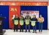 Các đơn vị nhận cờ lưu niệm từ Ban Tổ chức giải Cờ tướng, Bóng chuyền nam, nữ mừng Đảng - đón Xuân Qúy Mão!