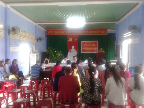Quang cảnh buổi tọa đàm tại chi hội phụ nữ thôn Tú Lâm