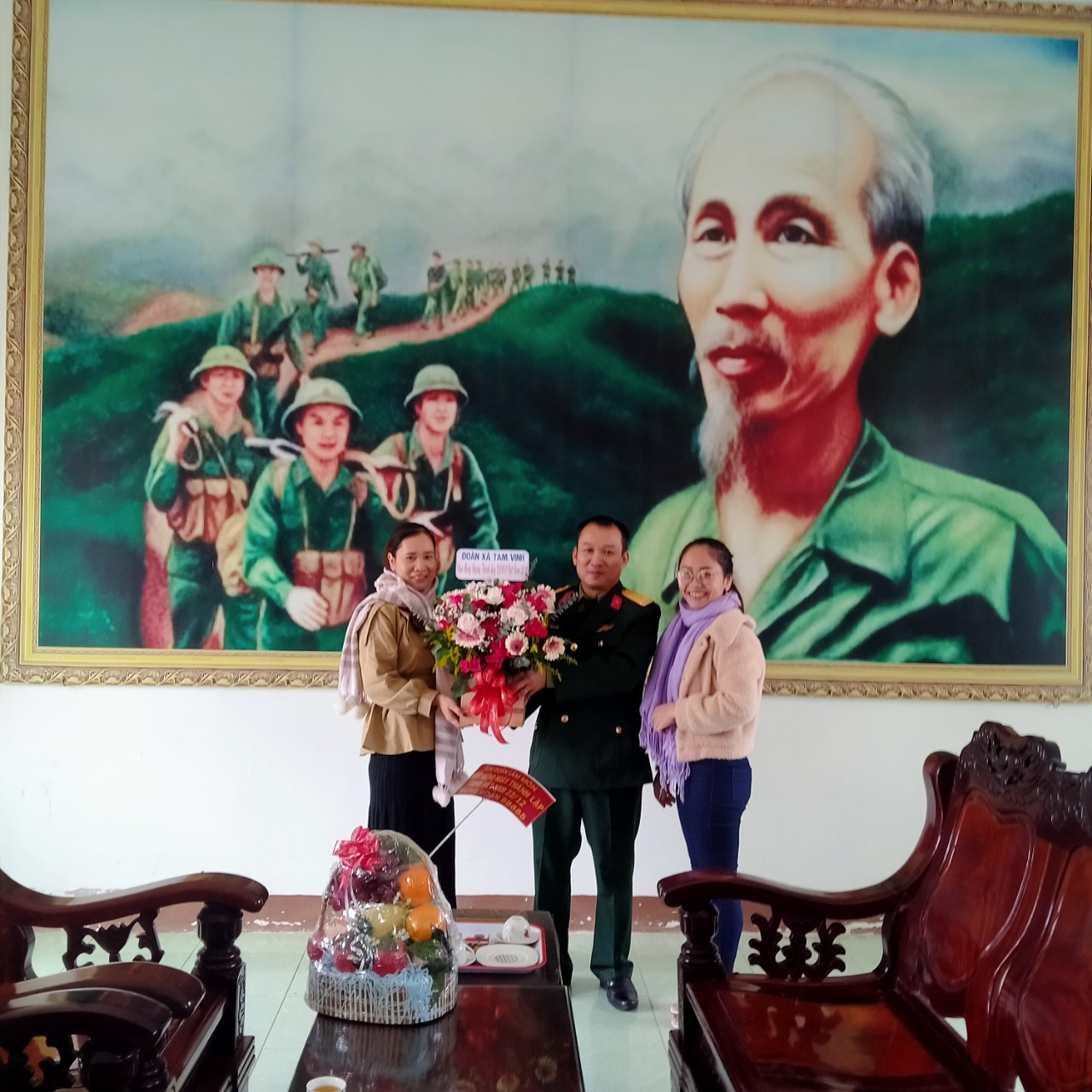 Đoàn xã Tam Vinh đến thăm và tặng quà đơn vị bộ đội kết nghĩa nhân kỷ niệm ngày thành lập quân đội nhân dân Việt Nam